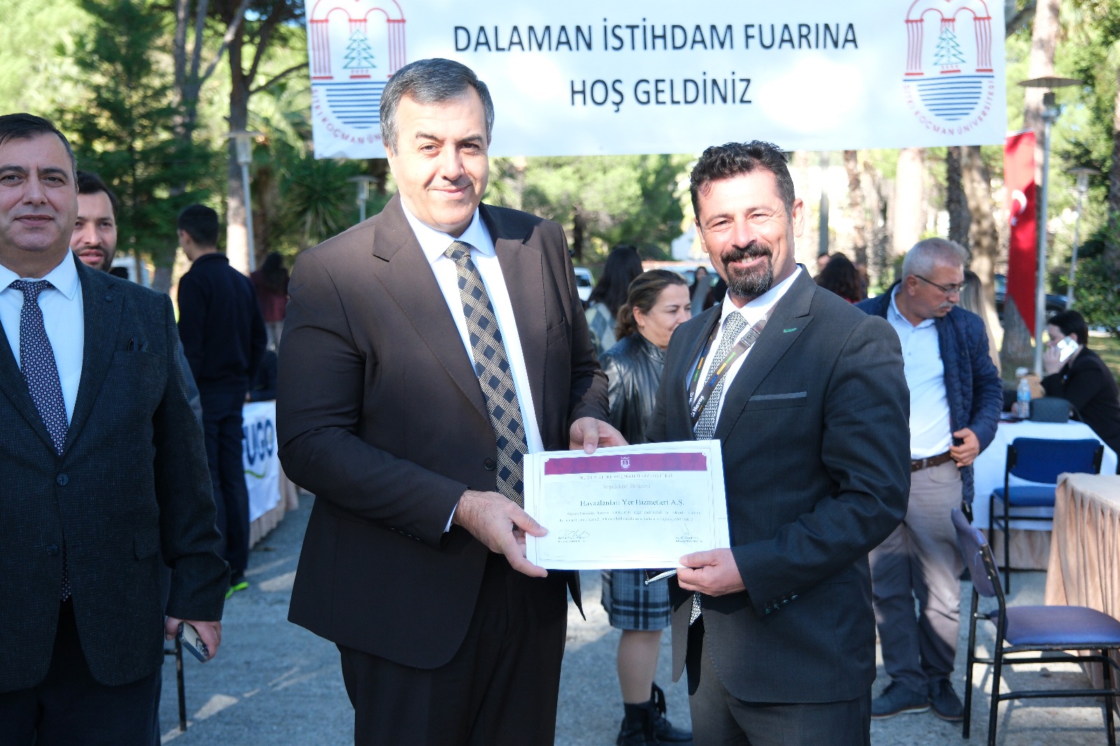 11 Aralık 2025 tarihinde Dalaman Meslek Yüksekokulu ile Dalaman Sivil Havacılık Yüksekokulu iş birliğinde düzenlenen 2. İstihdam Fuarı, Muğla Sıtkı Koçman Üniversitesi Dalaman Yerleşkesinde gerçekleştirilerek öğrenciler ve sektör temsilcilerini bir araya getirdi.  Havacılık, lojistik, dış ticaret ve muhasebe gibi farklı alanlarda faaliyet gösteren 30 firma, fuarda stant açarak öğrencilerle birebir görüşmeler yaptı. Öğrenciler, firmaların insan kaynakları yetkilileriyle tanışma, sektör beklentilerini öğrenme ve çeşitli kariyer fırsatlarını keşfetme imkânı bulmuştur. Bu kapsamda, etkinliğe THY, Tantur & TUI, Libero, Diana, MTS Globe, Jet2, Sancak, Unifree, YDA, Çelebi, Havaş, Fugo, Acarlar, Skytanking/Prime Flight Company, Ekol Lojistik, Önel Gümrük Müşavirliği, Alfa Grup Gümrük Müşavirliği, IGT Proje, SMMM Hüseyin Ertuğrul, SMMM Ceren Solakoğlu, SMMM Selen Solakoğlu Yılmaz, Paterna Group, Garenta, THK Ortaca, GSB Dalaman Gençlik Merkezi, KOSGEB, İŞKUR, TATCA (Türkiye Hava Trafik Kontrolörleri Derneği), Netlog Lojistik ve Vienna Life gibi sektörün önde gelen firmaları katılım sağlayarak öğrencilerimize geniş ve nitelikli bir kariyer yelpazesi sunmuştur.  Etkinlikte bazı firmalar, öğrencilerle birebir mülakat simülasyonları gerçekleştirerek mülakat sürecinde nelere dikkat etmeleri gerektiği, kendilerini nasıl daha etkili ifade edebilecekleri ve profesyonel bir görüşmeye nasıl hazırlanabilecekleri konusunda önemli geri bildirimler sunmuştur. Bu sayede öğrenciler, gerçek iş görüşmesi deneyimini önceden yaşayarak kariyer yolculuklarına güçlü bir adım atma fırsatı elde etmiştir.  Etkinliğe Dalaman Kaymakamı Mesut YAKUTA, çok sayıda firma temsilcisi ve yöneticileri de katılım sağladı. Katılımcılar tarafından sektörle üniversitenin buluşmasını sağlayan bu tür organizasyonların hem öğrenciler hem de iş dünyası açısından büyük önem taşıdığı vurgulanmıştır. Firma yöneticileri, istihdam fuarlarının süreklilik kazanmasının nitelikli iş gücüne ulaşmada önemli katkılar sunduğunu ifade etmişlerdir.  Dalaman Meslek Yüksekokulu Müdürü Doç. Dr. Ozan Kaya ve Dalaman Sivil Havacılık Yüksekokulu Müdürü Prof. Dr. Aytekin Fırat, fuarın her yıl daha da büyüyerek öğrencilerin kariyer planlamasına destek olmayı sürdüreceğini ifade etti. Öğrencilerin yoğun ilgi gösterdiği etkinlik, karşılıklı iş birliği fırsatlarının geliştirilmesi açısından verimli bir platform oluştururken, etkinlik sonunda Yüksekokul Müdürleri tarafından firma stantları ziyaret edilerek katılımcı firmalara teşekkür belgeleri takdim edilmiştir.